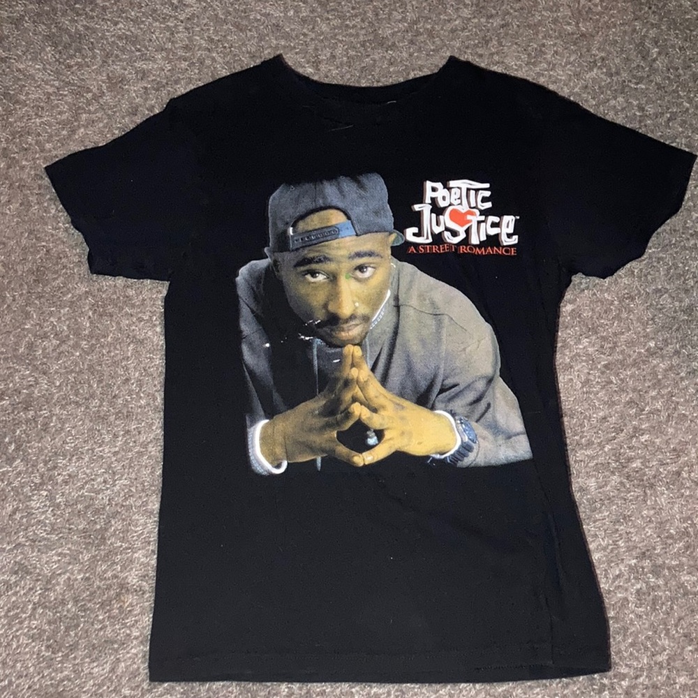 This shirt is a S the brand is rue 21 the color is black !